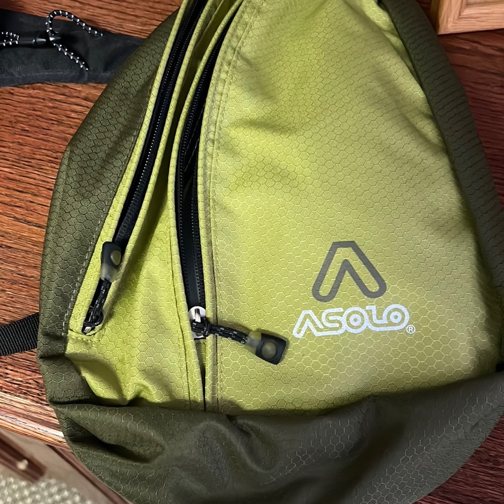 Shoulder sling backpack in green